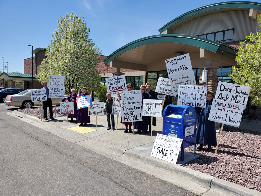 Child custody case prompts FLDS members to protest at courthouse